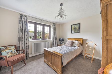 Detached House to rent with 7 bedrooms, Heathcote, Tadworth Park - Photo 3