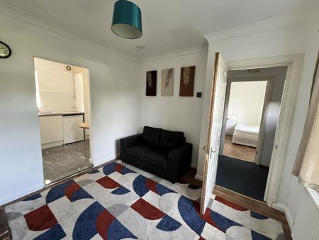1 bedroom in a house share to rent - Photo 2