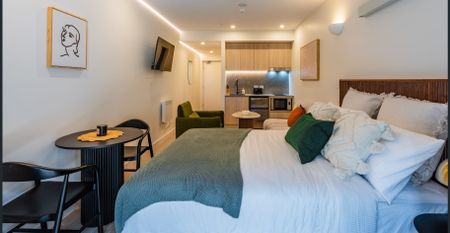 Stunning modern fully furnished + All bills included - Photo 4