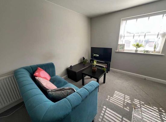 Modern Bed Student Flat // Sep, LN5 - Photo 1