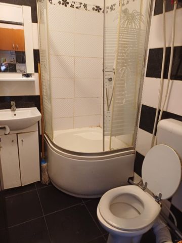 Granit garsoniera mobilata- baie cu wc si dus - Fotografie 5