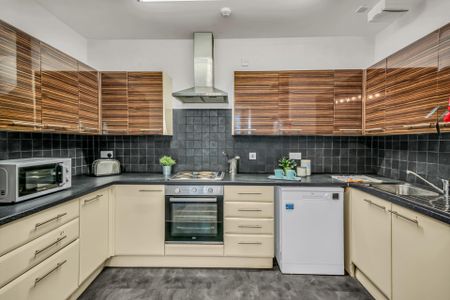 Flat 2, 4 WINSTANLEY TERRACE Leeds - LS6 1DS - Photo 3