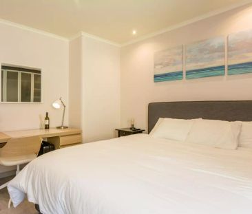 Room in a shared 7-bedroom apartment for rent in Lisbon, professionals and students only. - Foto 3