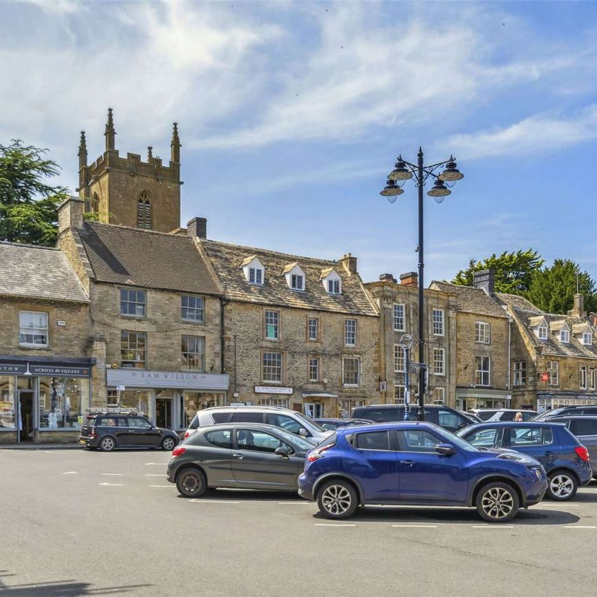 Superb Two Bedroom Flat in the Heart of Stow-on-the-Wold. - Photo 1
