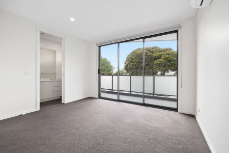 STYLISH & CONVENIENT TOWNHOUSE! - Photo 2