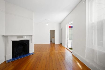 Charming Two-Bedroom Terrace with Sunny Courtyard Oasis in Queens Park - Photo 3