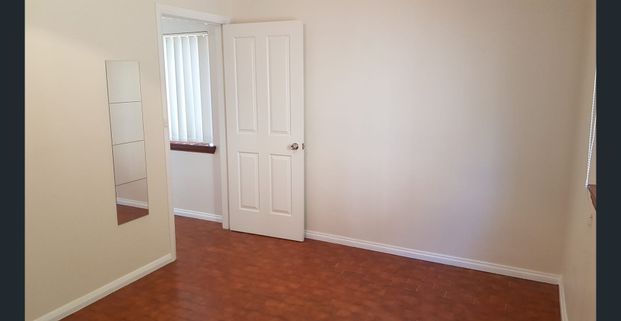 Quiet Private Ground Floor Flat - Photo 1