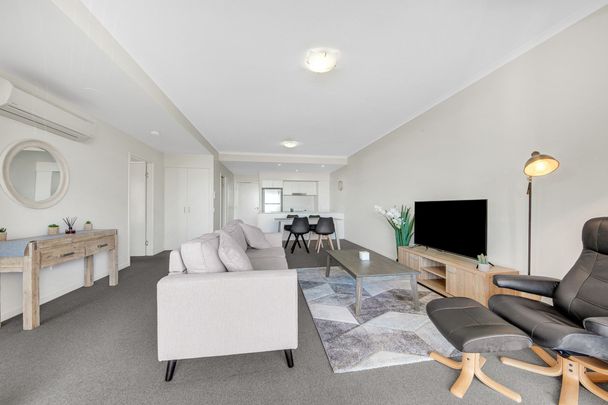 FURNISHED CBD LIVING WITH HARBOUR VIEWS - Photo 1