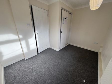 3 bedroom ground floor flat to rent - Photo 2