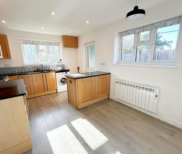 3 bedroom detached bungalow to rent - Photo 2