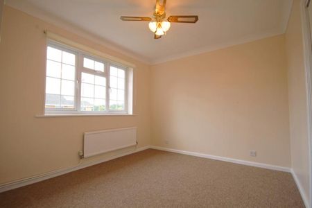 Chatsworth Road, Farnborough - Photo 2