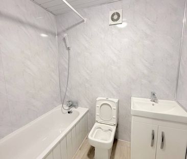 Three bedroom house with two toilet and bathroom- Redbridge Station - Photo 2