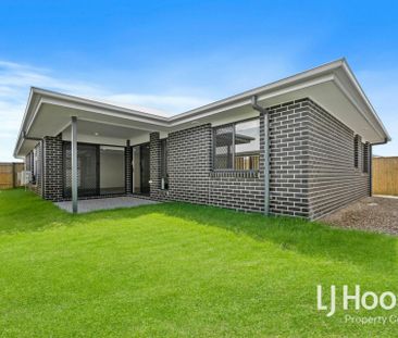 Modern Family Living in Yarrabilba - Photo 4