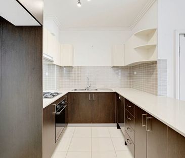 Spacious Ground Floor Apartment with Private Courtyard - Photo 4