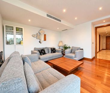 Spacious two bedroom, two bathroom apartment set within a 24 hour portered block with underground parking - Photo 1