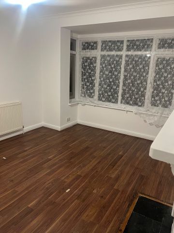 3 Bed Terraced House, Norbury Court Road, SW16 - Photo 5