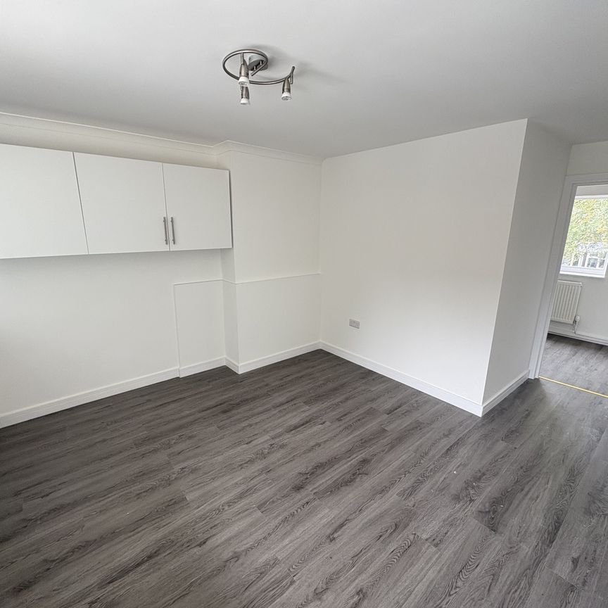 Ladyshot, Harlow - Photo 1