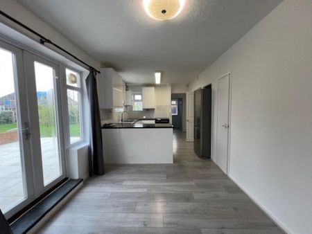 4 bedroom semi-detached house to rent - Photo 2