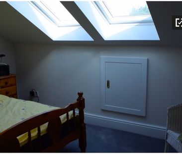 Cosy room to rent in 4-bedroom house in Terenure, Dublin - Photo 4