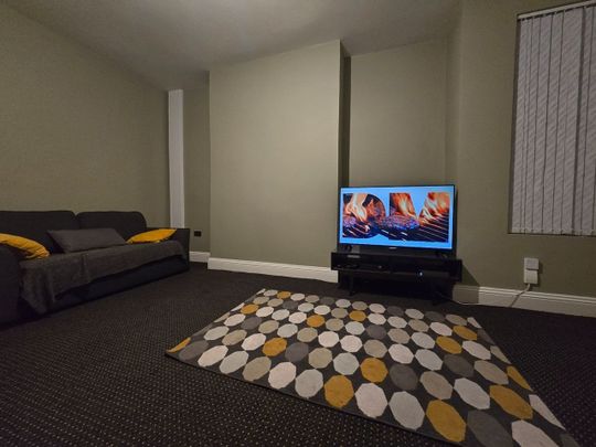 Room in a Shared House, Harehills Avenue, LS8 - Photo 1