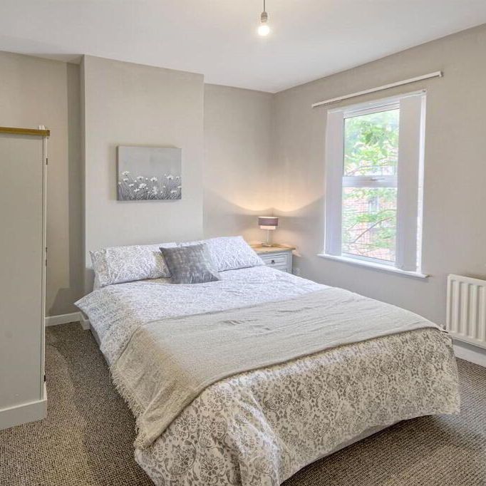 Room 2, 157 University Street, Belfast, BT7 1HR - Photo 2