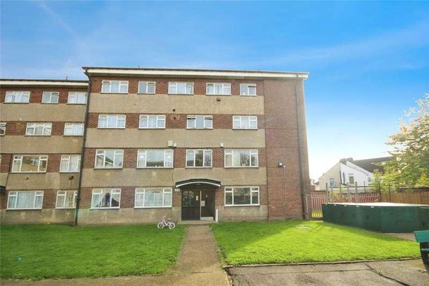 St Helen's Court, Rainham, RM13 - Photo 1