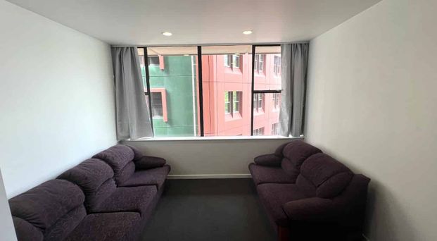 LOCATION LOCATION LOCATION: neat and tidy 2x bedroom apartment - Photo 1