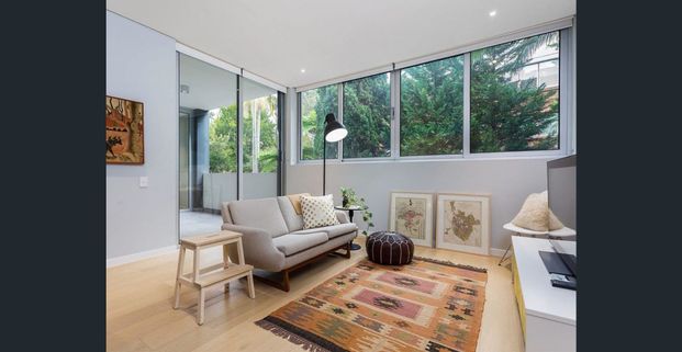 Designer 2 Bedroom Apartment centrally located with parking - Photo 1