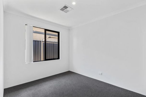 Spacious and Stylish 4-Bedroom Home Close to Shops, Schools and Parks - Photo 1