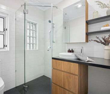 Immaculate updated apartment with harbour glimpses - Photo 5