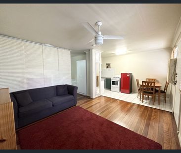 Partly furnished, one bedroom unit in Annerley - Photo 2