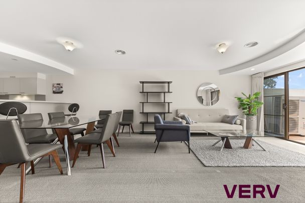 FULLY FURNISHED SPACIOUS THREE BEDROOM APARTMENT - Photo 1