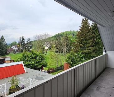 Dachgeschosswohnung mit Balkon und traumhaften Ausblick ins Grüne! - Foto 1