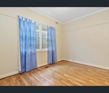 *** Large Home ~ 3 Bdrm ~ 2 Bath ~ 2 Lounge PLUS Ducted Heating and... - Photo 3