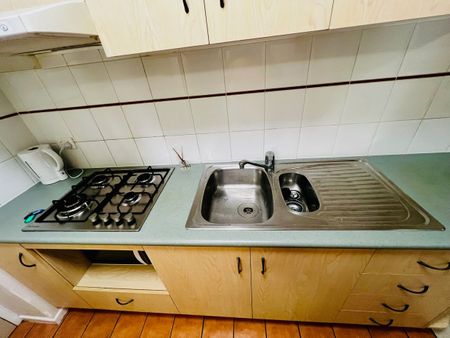 spacious one bed unit close to everything one week rent free - Photo 3