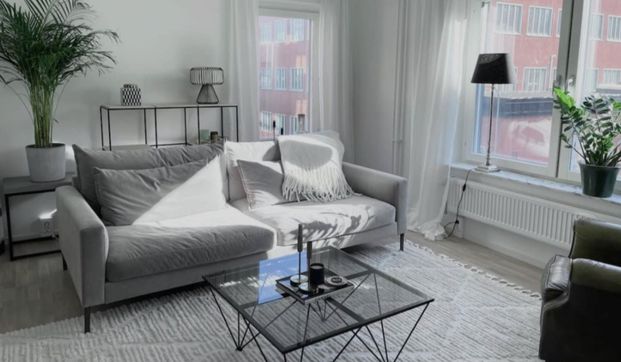 Välkommen till vår charmiga och nyrenoverade lägenhet med 1 sovrum i Hammarby Sjöstad, nära grönområden och till den vackra vattnet. Denna lägenhet har en öppen planlösning. Köket och vardagsrummet är rymliga med en trevlig sittgrupp och separat matplats. - Photo 1