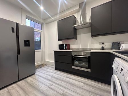 1 bedroom in a house share to rent - Photo 2