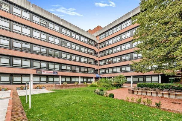 apartment to rent Wood Street, East Grinstead, West Sussex, RH19 - Photo 1