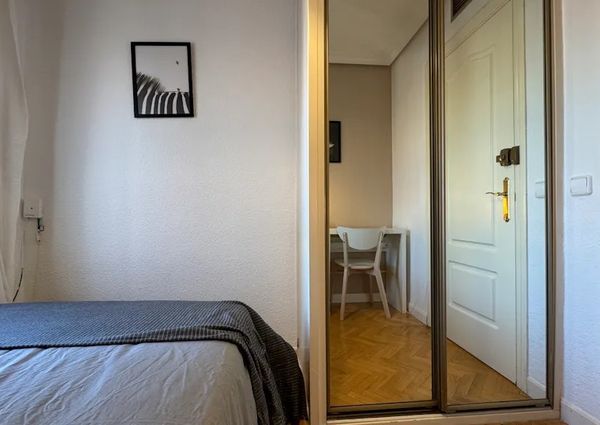 Calle de Tribaldos, Madrid, Community of Madrid 28043