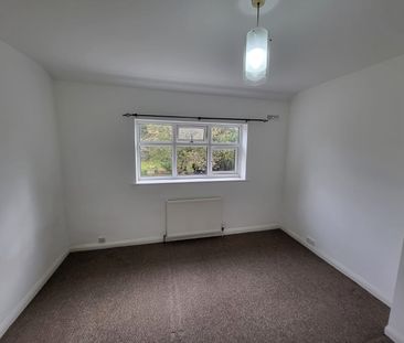 Large 3 Bed Property - Photo 5