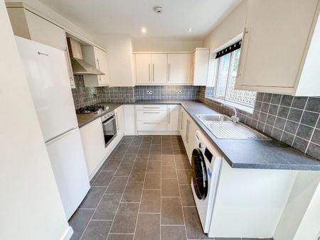 3 bedroom detached bungalow to rent - Photo 3