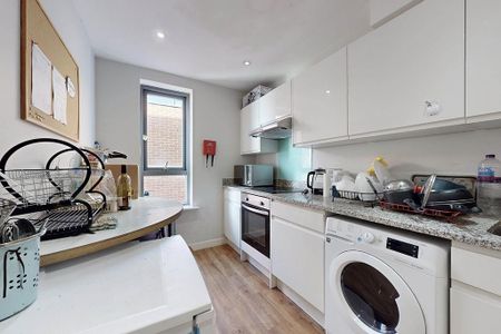 1 bedroom in a flat share to rent - Photo 3