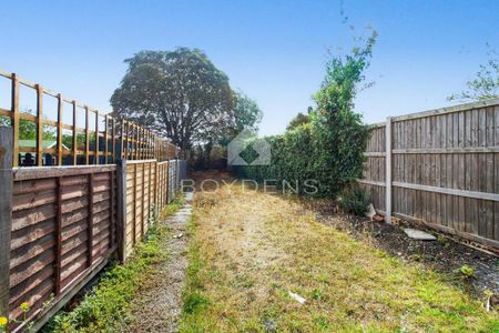 2 bedroom semi-detached house to rent - Photo 5