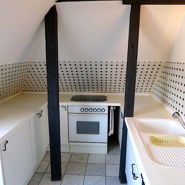 Mitten in der Stadt! Ruhige Dachgeschosswohnung mit kl. Terrasse im Altbau sucht Individualisten! - Photo 1