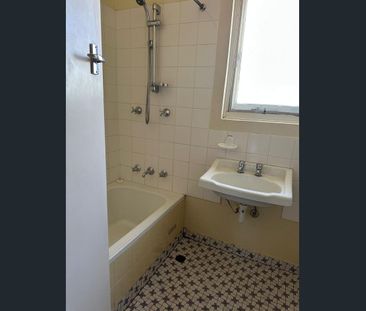 3 Bedroom and 1 Bathroom House for Rent in Whyalla Norrie - Photo 4