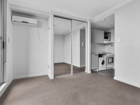 Well Presented Studio Apartment with Car Space - Photo 2