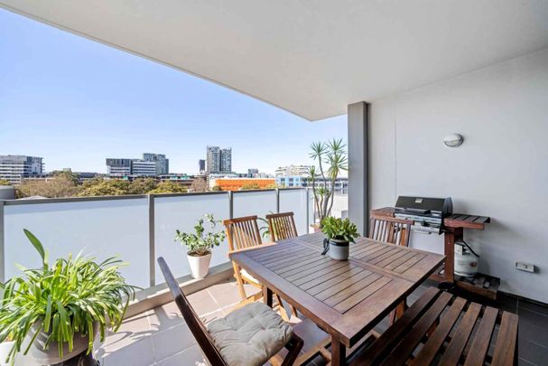 LARGE UPDATED EAST FACING 2BEDROOM APARTMENT - Photo 1