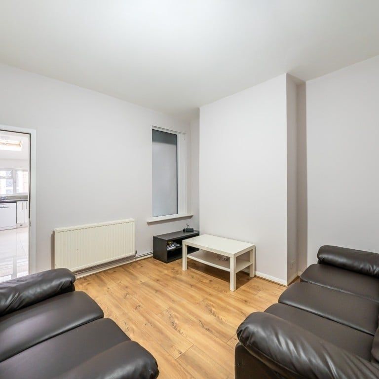 4 bedroom terraced house to rent - Photo 1