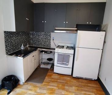 2 Roomates Share 1 Bedroom Furnished Bungalow, Downtown - Photo 1