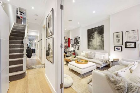 This beautifully presented four bedroom family house with a private garden in Fulham - Photo 2